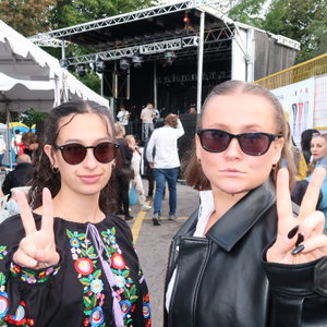 2GirlsBeingBros