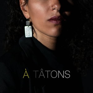 A Tâtons