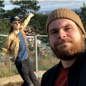 Två grabbar i en bil